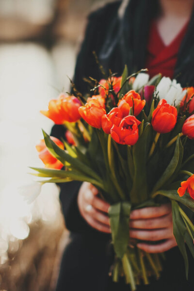 Bouquets_Tulips_Hands_507966_2880x1800